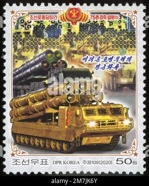 2020 Nordkorea-Stempel. Die Militärparade feierte den 75. Jahrestag der Gründung der Arbeiterpartei Koreas. Säulen von mechanisierten Einheiten Stockfoto