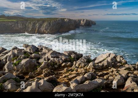 Malerische Felsenklippen in der Nähe von Lllanes, Asturien, Spanien Stockfoto