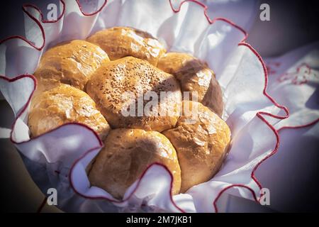 Traditionell dekoriertes Brot für orthodoxe Feiern, verpackt in weißem Stoff Stockfoto