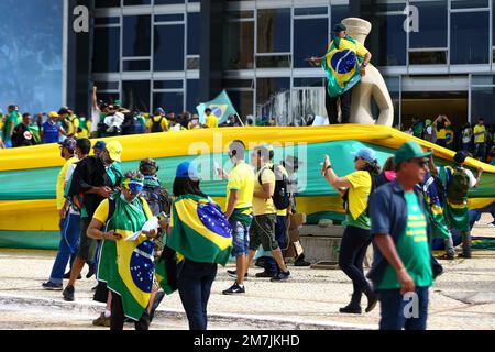 (230110) -- BRASILIA, 10. Januar 2023 (Xinhua) -- Demonstranten versammeln sich vor dem brasilianischen Kongressgebäude in Brasilia, Brasilien, 8. Januar 2023. Die brasilianischen Behörden haben bis Montag mindestens 1.200 Anhänger des ehemaligen Präsidenten Jair Bolsonaro verhaftet und die Kontrolle über die wichtigsten Regierungsgebäude wiedererlangt. (Marcelo Camargo/Agencia Brasil via Xinhua) Stockfoto