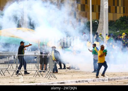 (230110) -- BRASILIA, 10. Januar 2023 (Xinhua) -- Unterstützer des ehemaligen Präsidenten Jair Bolsonaro Protest in Brasilia, Brasilien, 8. Januar 2023. Die brasilianischen Behörden haben bis Montag mindestens 1.200 Anhänger des ehemaligen Präsidenten Jair Bolsonaro verhaftet und die Kontrolle über die wichtigsten Regierungsgebäude wiedererlangt. (Marcelo Camargo/Agencia Brasil via Xinhua) Stockfoto