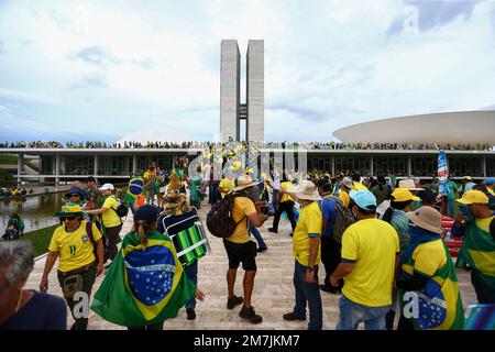 (230110) -- BRASILIA, 10. Januar 2023 (Xinhua) -- Demonstranten versammeln sich in der Nähe des brasilianischen Kongressgebäudes in Brasilia, Brasilien, 8. Januar 2023. Die brasilianischen Behörden haben bis Montag mindestens 1.200 Anhänger des ehemaligen Präsidenten Jair Bolsonaro verhaftet und die Kontrolle über die wichtigsten Regierungsgebäude wiedererlangt. (Marcelo Camargo/Agencia Brasil via Xinhua) Stockfoto