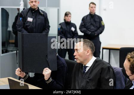 10. Januar 2023, Sachsen, Dresden: Ein Angeklagter (l) Wird Von ...