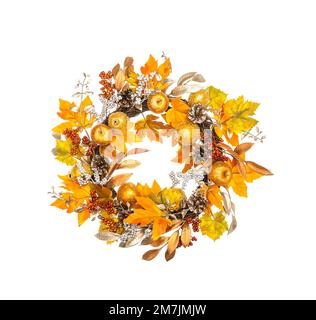 Getrockneter Blumenkranz auf weißem Hintergrund isoliert. Herbstdekor. Thanksgiving-Konzept Stockfoto