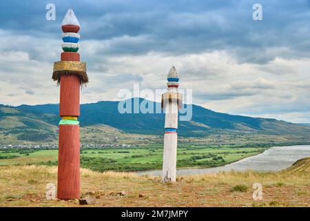 Anlegestellen und ein Denkmal für Hirsche auf dem Gesar Parkplatz in der Nähe der Stadt Ulan-Ude, Republik Buryatien, Russland Stockfoto