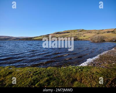 Vom nördlichen Ufer von Semerwater, mit Blick nach Nordwesten in Richtung Green Scar Mire Crag. Raydale. North Yorkshire Stockfoto