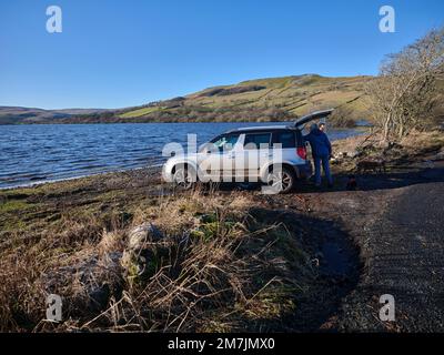 Vom nördlichen Ufer von Semerwater, mit Blick nach Nordwesten in Richtung Green Scar Mire Crag. Erwachsene weibliche Hunde, die von Skoda Yeti aussteigen. Raydale Stockfoto