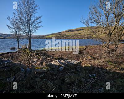 Mit einem untergetauchten Tor und Zaun, vom nördlichen Ufer von Semerwater, mit Blick nach Nordwesten in Richtung Green Scar Mire Crag. Raydale. North Yorkshire Stockfoto