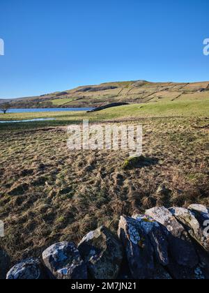 Vom nördlichen Ufer von Semerwater, mit Blick nach Nordwesten in Richtung Green Scar Mire Crag. Raydale. North Yorkshire Stockfoto