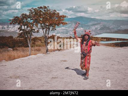 Repräsentation eines gekleideten Inka-Kriegers mit Kampfwaffen, prähispanische Krieger, die in Peru kämpfen Stockfoto