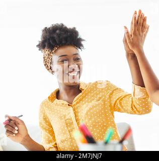 Frau Porträt Geschäft Team Erfolg Geschäftsfrau Büro junge hoch fünf Student schwarz afrikanisch amerikanisch feiern glücklich Stockfoto