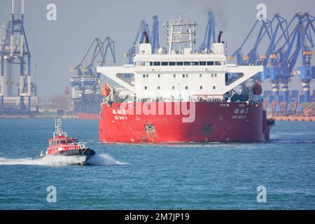 YANTAI, CHINA - 10. JANUAR 2023 - Frachtschiffe fahren in den Gewässern vor Yantai, Ost-Chinas Provinz Shandong, 7. Januar 2023. Gemäß der Datenrelea Stockfoto