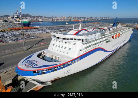 YANTAI, CHINA - 10. JANUAR 2023 - das luxuriöse Passagierrollschiff „Jilong Island“ liegt im Hafen von Yantai, Ostchina Provinz Shandong, Stockfoto