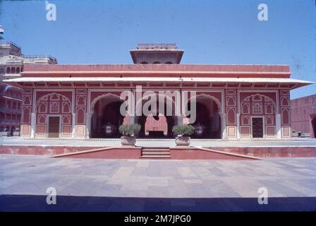 Der Stadtpalast Jaipur wurde zur gleichen Zeit wie die Stadt Jaipur von Maharaja Sawai Jai Singh II. Gegründet, der seinen Hof 1727 von Amber nach Jaipur verlegte. Jaipur ist die heutige Hauptstadt des Staates Rajasthan, und bis 1949 war der Stadtpalast der zeremonielle und administrative Sitz des Maharadschas von Jaipur Stockfoto