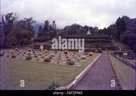 Kohima war Cemetery ist eine Gedenkstätte für Soldaten der 2. Britischen Division der Alliierten, die im Zweiten Weltkrieg in Kohima starben. DER KOHIMA-KRIEGSFRIEDHOF liegt auf dem Schlachtfeld von Garrison Hill. Vom Bungalow, der in den Kämpfen zerstört wurde, gibt es keine Spuren, aber weiße Betonlinien kennzeichnen und erhalten den historischen Tennisplatz dauerhaft. Der Friedhof beherbergt jetzt 1.420 Commonwealth-Grabstätten des Zweiten Weltkriegs und 1 nicht-Kriegsbegrabungen. Stockfoto