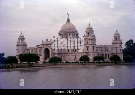 Das Victoria Memorial ist ein großes Marmorgebäude am Majdan im Zentrum von Kalkutta, erbaut zwischen 1906 und 1921. Es ist der Erinnerung an Königin Victoria gewidmet, Kaiserin von Indien von 1876 bis 1901. Die Victoria Memorial Hall repräsentiert die prächtige und majestätische britische Architektur und gilt heute als Wahrzeichen der Stadt Kalkutta. Das VMH befindet sich auf dem 1 Queen's Way und wurde von Lord Curzon, dem Vizekönig von Britisch-Indien, als Gedenkstätte für die verstorbene Königin Victoria ins Auge gefasst. Stockfoto