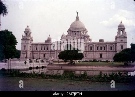 Das Victoria Memorial ist ein großes Marmorgebäude am Majdan im Zentrum von Kalkutta, erbaut zwischen 1906 und 1921. Es ist der Erinnerung an Königin Victoria gewidmet, Kaiserin von Indien von 1876 bis 1901. Die Victoria Memorial Hall repräsentiert die prächtige und majestätische britische Architektur und gilt heute als Wahrzeichen der Stadt Kalkutta. Das VMH befindet sich auf dem 1 Queen's Way und wurde von Lord Curzon, dem Vizekönig von Britisch-Indien, als Gedenkstätte für die verstorbene Königin Victoria ins Auge gefasst. Stockfoto