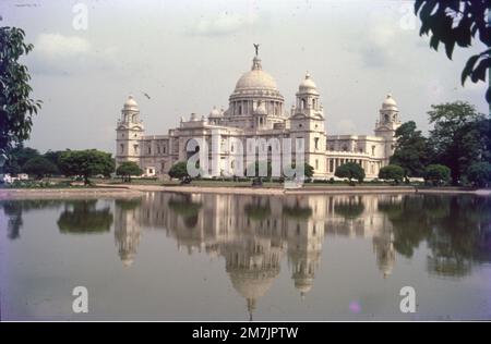 Das Victoria Memorial ist ein großes Marmorgebäude am Majdan im Zentrum von Kalkutta, erbaut zwischen 1906 und 1921. Es ist der Erinnerung an Königin Victoria gewidmet, Kaiserin von Indien von 1876 bis 1901. Die Victoria Memorial Hall repräsentiert die prächtige und majestätische britische Architektur und gilt heute als Wahrzeichen der Stadt Kalkutta. Das VMH befindet sich auf dem 1 Queen's Way und wurde von Lord Curzon, dem Vizekönig von Britisch-Indien, als Gedenkstätte für die verstorbene Königin Victoria ins Auge gefasst. Stockfoto