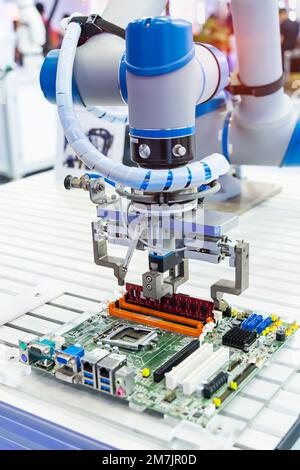 Automatischer Arm, der einen Computerchip mit RAM installiert Stockfoto