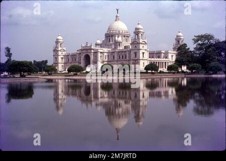 Das Victoria Memorial ist ein großes Marmorgebäude am Majdan im Zentrum von Kalkutta, erbaut zwischen 1906 und 1921. Es ist der Erinnerung an Königin Victoria gewidmet, Kaiserin von Indien von 1876 bis 1901. Die Victoria Memorial Hall repräsentiert die prächtige und majestätische britische Architektur und gilt heute als Wahrzeichen der Stadt Kalkutta. Das VMH befindet sich auf dem 1 Queen's Way und wurde von Lord Curzon, dem Vizekönig von Britisch-Indien, als Gedenkstätte für die verstorbene Königin Victoria ins Auge gefasst. Stockfoto