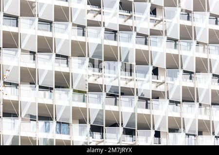 Muster aus Fenstern in einem modernen Gebäude in Mailand, Italien Stockfoto