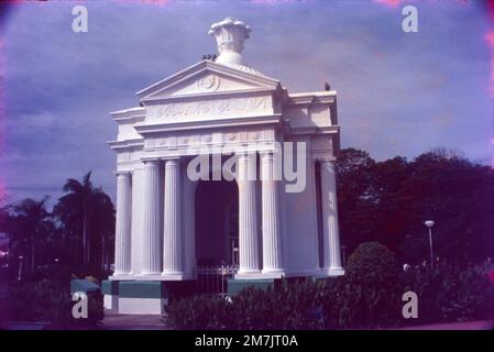 Aayi Mandapam ist ein weißes Denkmal in Pondicherry, Indien, erbaut während Napoleon III., Kaiser von Frankreich. Es liegt im Zentrum des Bharati Parks. Das Denkmal erinnert an die Wasserversorgung der französischen Stadt während seiner Herrschaft. Es wurde nach einer Kurtisane namens Āyi benannt. Das offizielle Emblem von Pondicherry ist ein eleganter weißer Pavillon, gekrönt von einem Fleur-de-Lis, den formellen königlichen Armen Frankreichs. Nicht viele wissen das über Aayi Mandapam, das unberührte Denkmal hinter der Ikone. Stockfoto