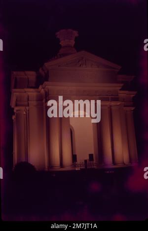 Aayi Mandapam ist ein weißes Denkmal in Pondicherry, Indien, erbaut während Napoleon III., Kaiser von Frankreich. Es liegt im Zentrum des Bharati Parks. Das Denkmal erinnert an die Wasserversorgung der französischen Stadt während seiner Herrschaft. Es wurde nach einer Kurtisane namens Āyi benannt. Das offizielle Emblem von Pondicherry ist ein eleganter weißer Pavillon, gekrönt von einem Fleur-de-Lis, den formellen königlichen Armen Frankreichs. Nicht viele wissen das über Aayi Mandapam, das unberührte Denkmal hinter der Ikone. Stockfoto