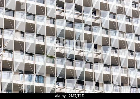 Muster aus Fenstern in einem modernen Gebäude in Mailand, Italien Stockfoto