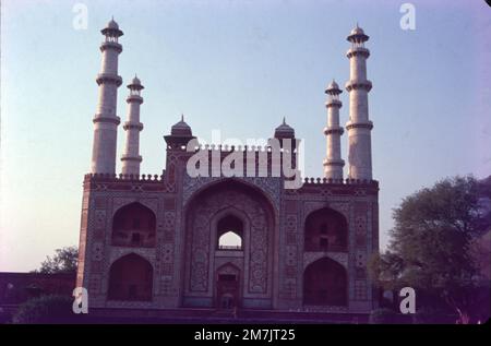 Akbars Grab ist das Grab des Mogul-Kaisers Akbar. Es wurde 1605–1613 von seinem Sohn Jahangir erbaut und befindet sich auf einem 119 Hektar großen Grundstück in Sikandra, einem U-Boot von Agra, Uttar Pradesh, Indien. Stockfoto