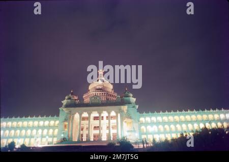 Vidhana Soudha in Bangalore, Indien, ist der Sitz der staatlichen Legislative von Karnataka. Es ist in einem Stil gebaut, der als Neo-Dravidianisch beschrieben wird, und enthält Elemente verschiedener dravidianischer Stile. Mit dem Bau wurde 1952 begonnen und 1956 abgeschlossen. Das Vidhana Soudha beherbergt die Legislative des Bundesstaates Karnataka und ist das größte Legislativgebäude in Indien. Stockfoto