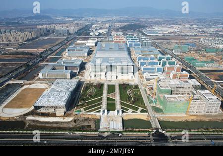 HANGZHOU, CHINA - 10. JANUAR 2023 - eine Luftaufnahme zeigt das Bauprojekt der China-France Aviation University im Nordwesten von Hangzhou, capi Stockfoto