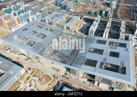 HANGZHOU, CHINA - 10. JANUAR 2023 - eine Luftaufnahme zeigt das Bauprojekt der China-France Aviation University im Nordwesten von Hangzhou, capi Stockfoto