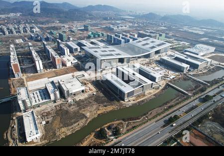 HANGZHOU, CHINA - 10. JANUAR 2023 - eine Luftaufnahme zeigt das Bauprojekt der China-France Aviation University im Nordwesten von Hangzhou, capi Stockfoto