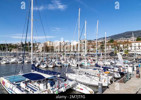 Yachten liegen in Marina do Funchal vor. Madeira. Portugal. Stockfoto