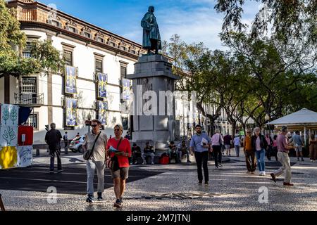 Touristen in der Nähe der João Goncalves Zarco Statue auf der Av Anfahrt, Funchal. Madeira. Portugal. Stockfoto