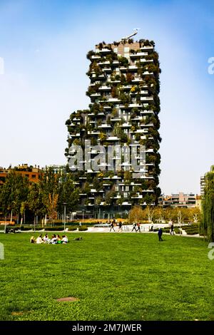 Bosco Verticale, vertikales Waldgebäude, Mailand, Italien, üppiges Grün, Balkone, jede Etage, einzigartig, umweltfreundlich, urbaner Dschungel, Architektur der Stadt Stockfoto