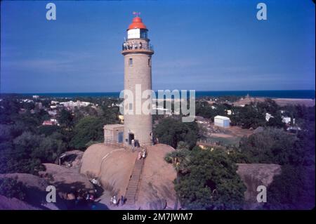 Der Mahabalipuram Lighthouse befindet sich in Tamil Nadu, Indien. ... Es ist seit 2011 für Touristen geöffnet. Dieses Leuchtturm steht anmutig in der Nähe des Mahishasur Mardini Mandapam. Reisende können den Gipfel erklimmen und einen wunderschönen Blick auf das umliegende Meer genießen Stockfoto