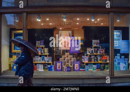 London, Großbritannien. 10. Januar 2023 Eine Person geht an einem Buchladen im Zentrum von London vorbei und zeigt Prinz Harrys Memoiren mit dem Titel Spare, während das Buch in Großbritannien verkauft wird. Kredit: Vuk Valcic/Alamy Live News Stockfoto