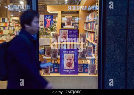 London, Großbritannien. 10. Januar 2023 Eine Person geht an einem Buchladen im Zentrum von London vorbei und zeigt Prinz Harrys Memoiren mit dem Titel Spare, während das Buch in Großbritannien verkauft wird. Kredit: Vuk Valcic/Alamy Live News Stockfoto