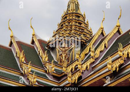 Bangkok, Thailand. 10. Januar 2023. Blick auf die Garuda-Statue im Großen Palast in Bangkok. Der große Palast ist eines der berühmten Wahrzeichen in Bangkok, Thailand, die nach der Aufhebung der COVID-Maßnahmen wieder zum Leben erwacht. Kredit: SOPA Images Limited/Alamy Live News Stockfoto