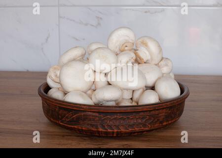 Eine Schüssel frischer Porcini-Pilze auf dem Tisch. Stockfoto