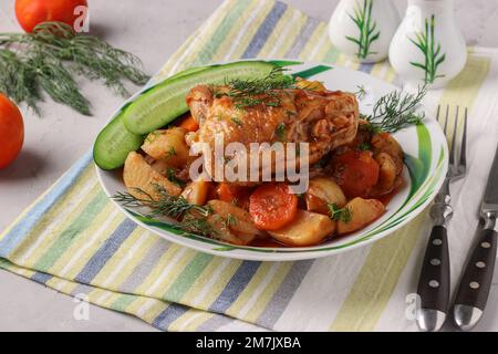 Hähnchenschenkel mit Kartoffeln und Karotten gekocht, Nahaufnahme Stockfoto