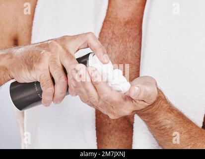 Männerhände, Rasiercreme und Körperpflege in der Pflege und Schönheitsästhetik im Studiobereich. Zoom, Modell und Haarentfernungsschaum im Gesicht Stockfoto