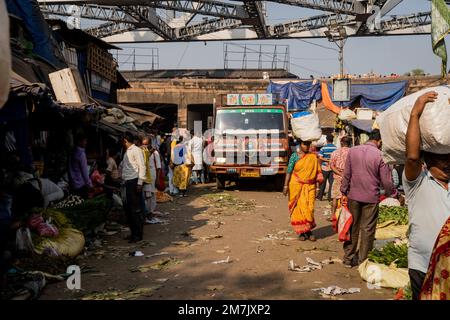 Kalkutta, Indien. 10. Januar 2023. Ein Blick auf den Blumenmarkt von Kalkutta, während die Menschen im Rahmen der Massenpilgerfahrt nach Gangasagar Mela 2023 in West Begal ankommen. Kredit: Matt Hunt/Neato/Alamy Live News Stockfoto