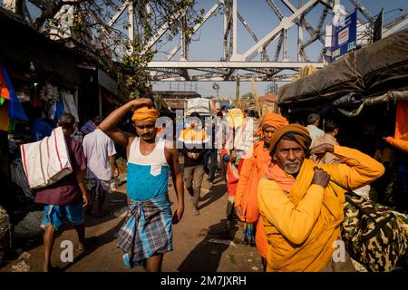 Kalkutta, Indien. 10. Januar 2023. Ein Blick auf den Blumenmarkt von Kalkutta, während die Menschen im Rahmen der Massenpilgerfahrt nach Gangasagar Mela 2023 in West Begal ankommen. Kredit: Matt Hunt/Neato/Alamy Live News Stockfoto