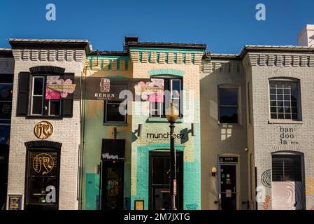 Trendige Geschäfte in der Wisconsin Avenue im gehobenen Georgetown, einem historischen Viertel, und dem Handels- und Unterhaltungsviertel in Washington, D.C., USA Stockfoto