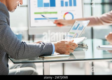 Geschäftskollegen diskutieren über Finanzdokumente. Schließen. Stockfoto