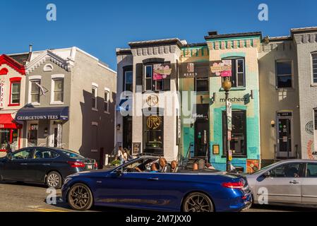 Trendige Geschäfte in der Wisconsin Avenue im gehobenen Georgetown, einem historischen Viertel, und dem Handels- und Unterhaltungsviertel in Washington, D.C., USA Stockfoto