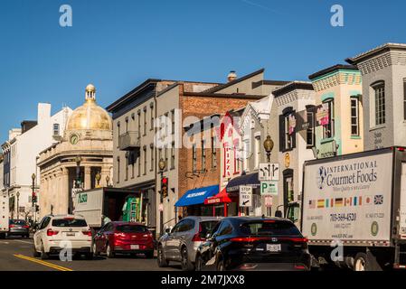 Trendige Geschäfte in der Wisconsin Avenue im gehobenen Georgetown, einem historischen Viertel, und dem Handels- und Unterhaltungsviertel in Washington, D.C., USA Stockfoto