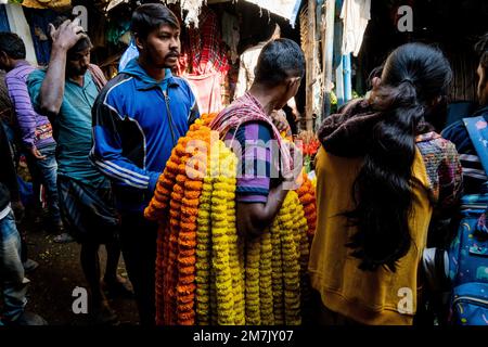 Kalkutta, Indien. 10. Januar 2023. Verkäufer arrangieren Blumen auf dem Blumenmarkt von Kalkutta, während die Menschen im Rahmen der Massenpilgerfahrt nach Gangasagar Mela 2023 in West Begal ankommen. Kredit: Matt Hunt/Neato/Alamy Live News Stockfoto